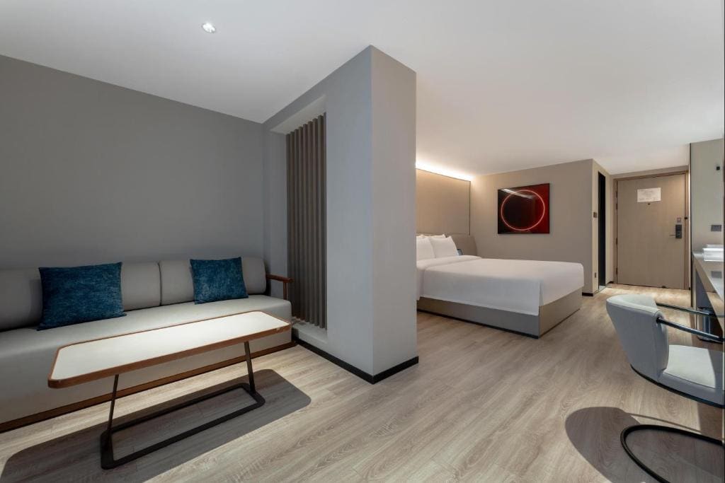 Deluxe Room room - Image 3
