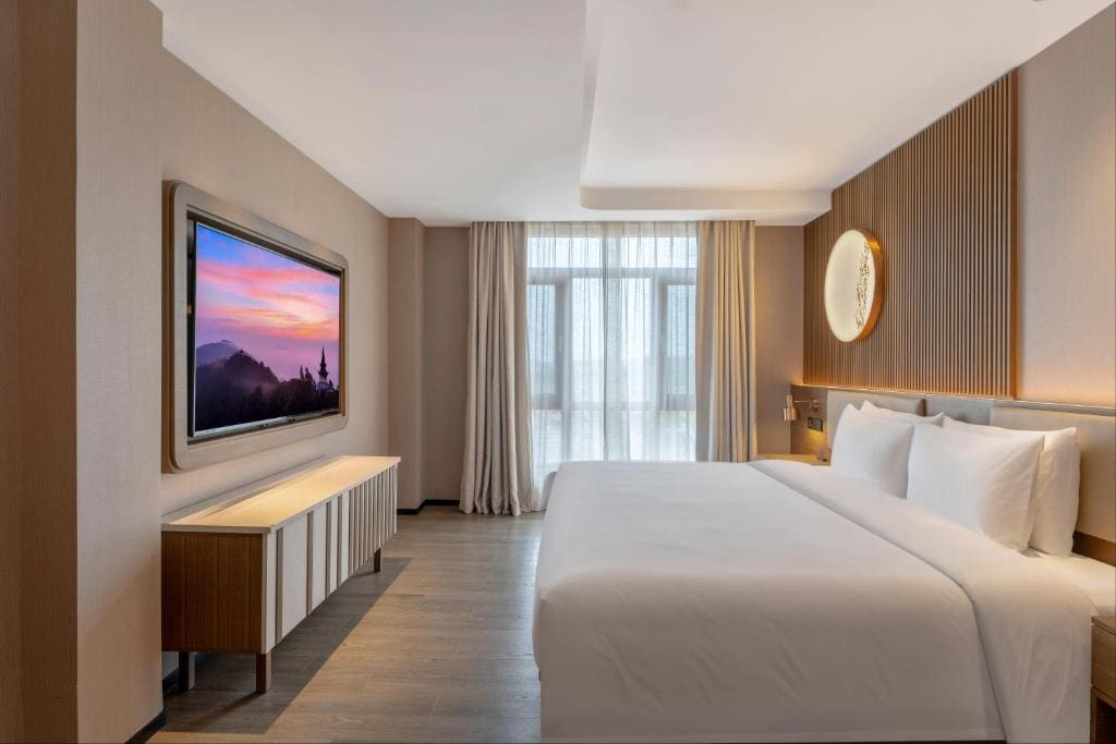 Deluxe King Room room - Image 2