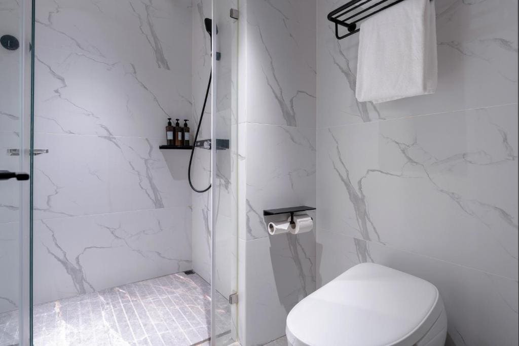 Deluxe Double Room with Shower room - Image 3