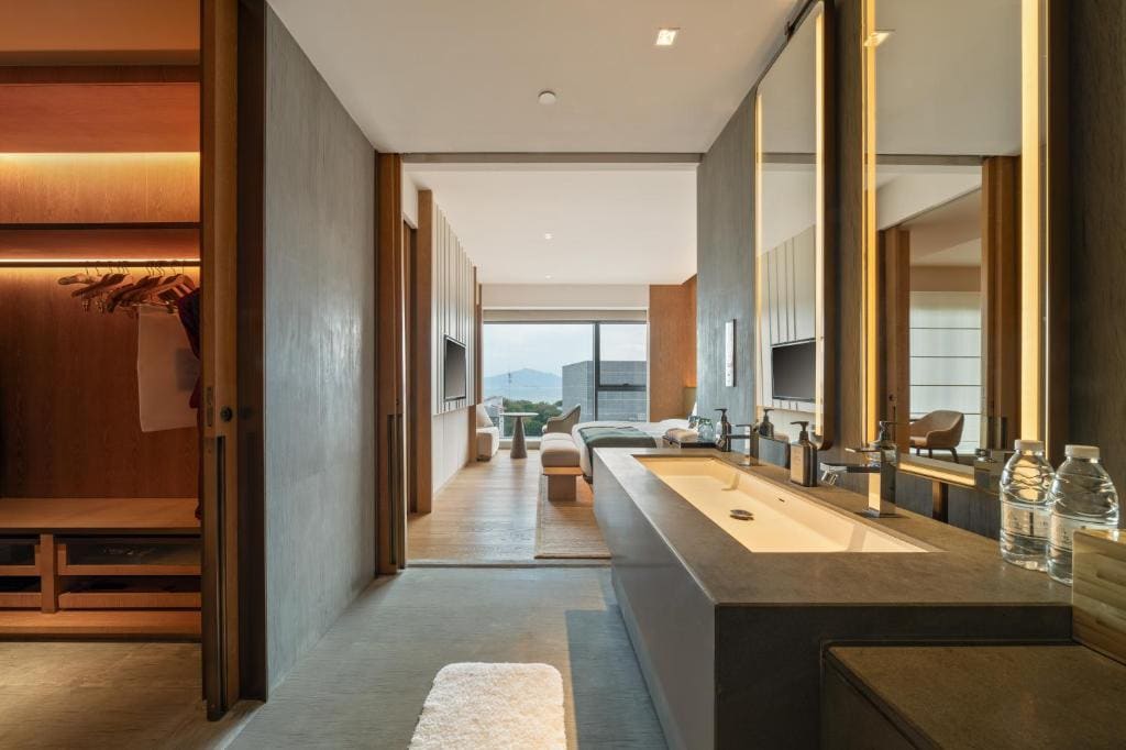 Premium King Suite with Sea View room - Image 2