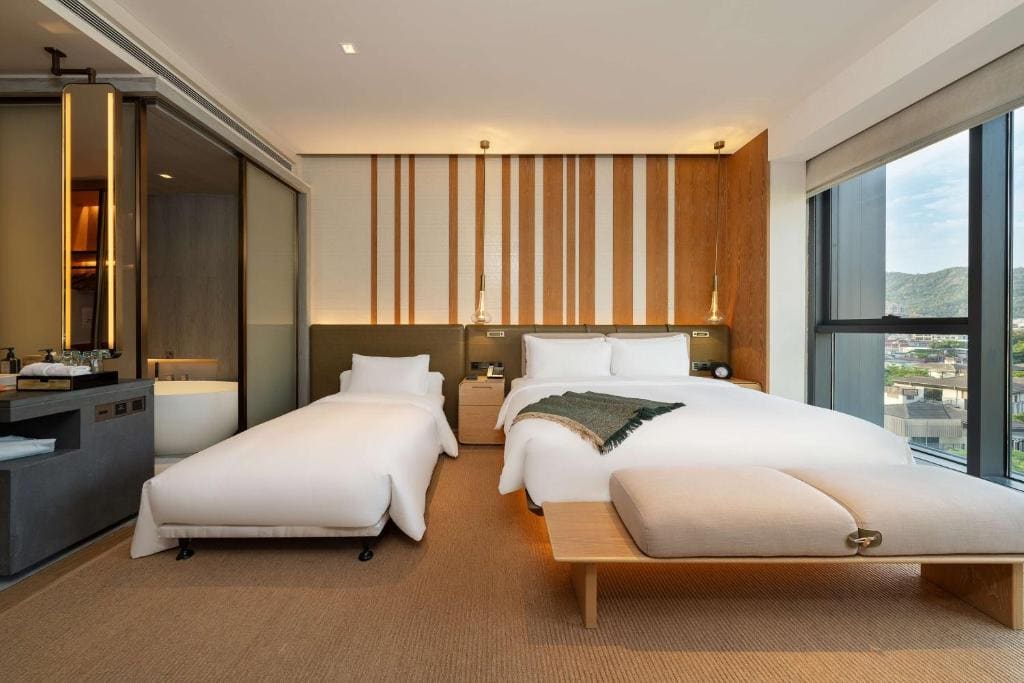 Deluxe Family Room with Mountain View room - Image 1