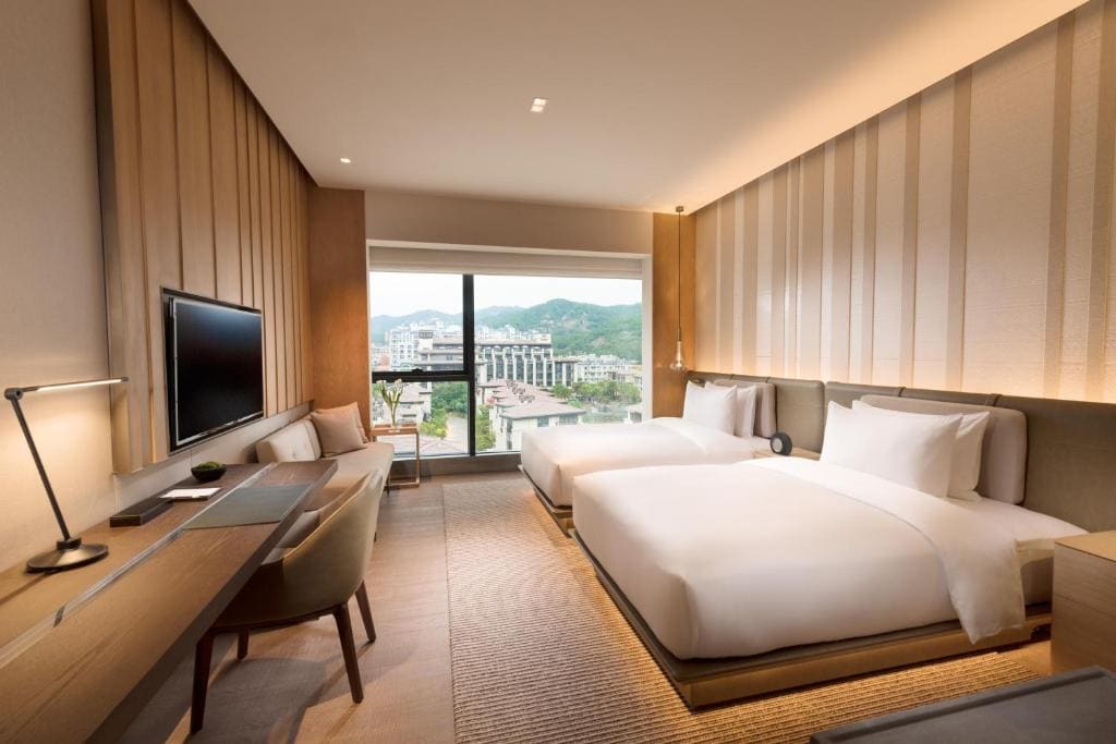 Deluxe Twin Room with Mountain View room - Image 1