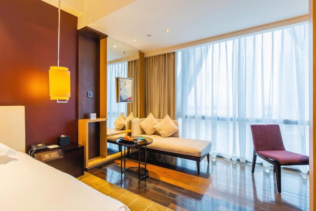 Deluxe Queen Room room - Image 2