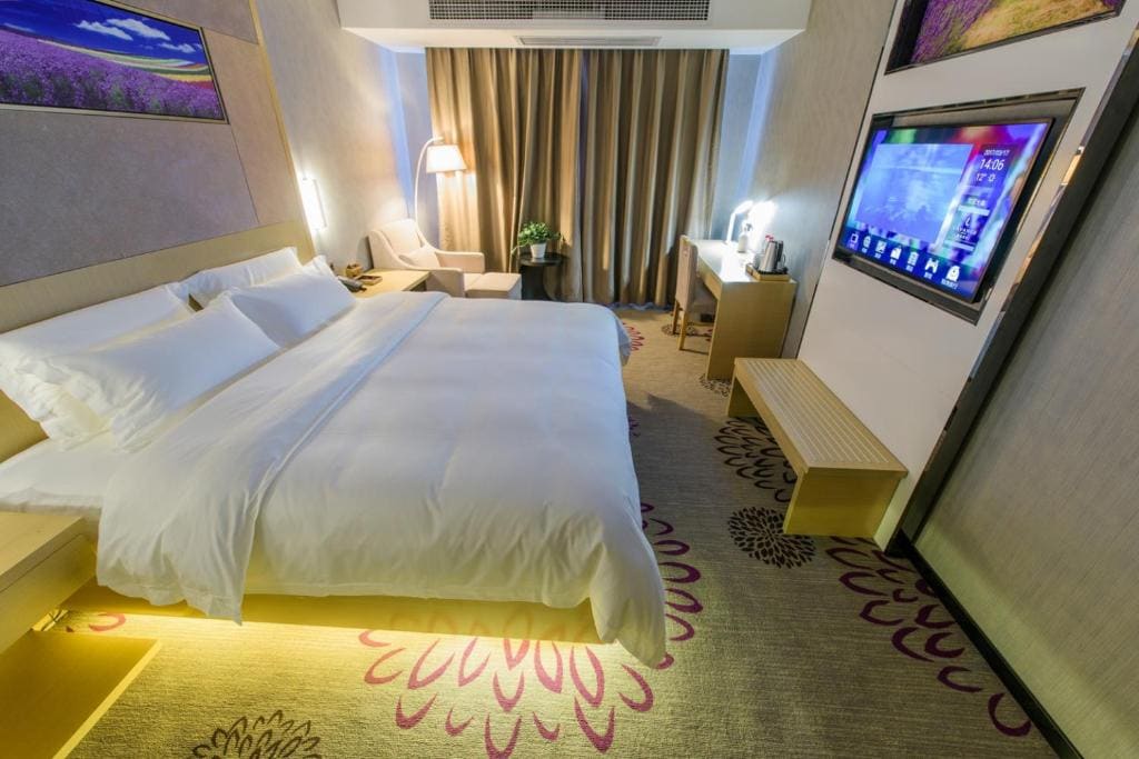 Standard queen size bed room room - Image 2