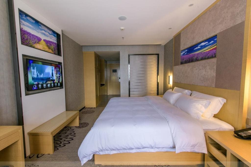 Standard queen size bed room room - Image 1