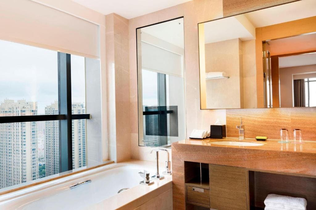One-Bedroom Junior Suite with Club Lounge Access room - Image 3