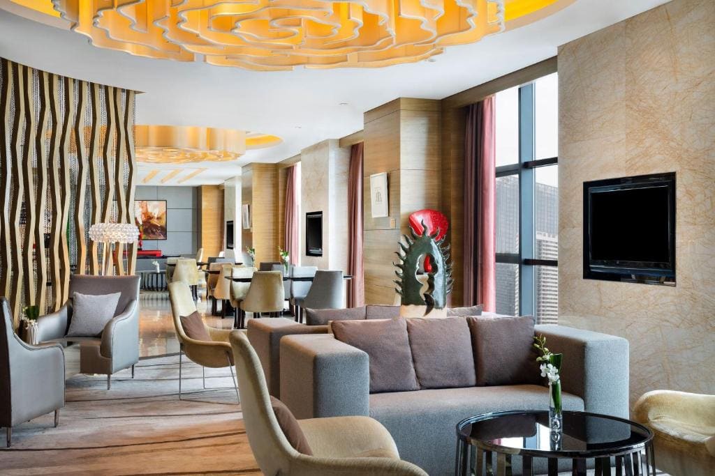 Club King Room with City View and Lounge Access room - Image 2