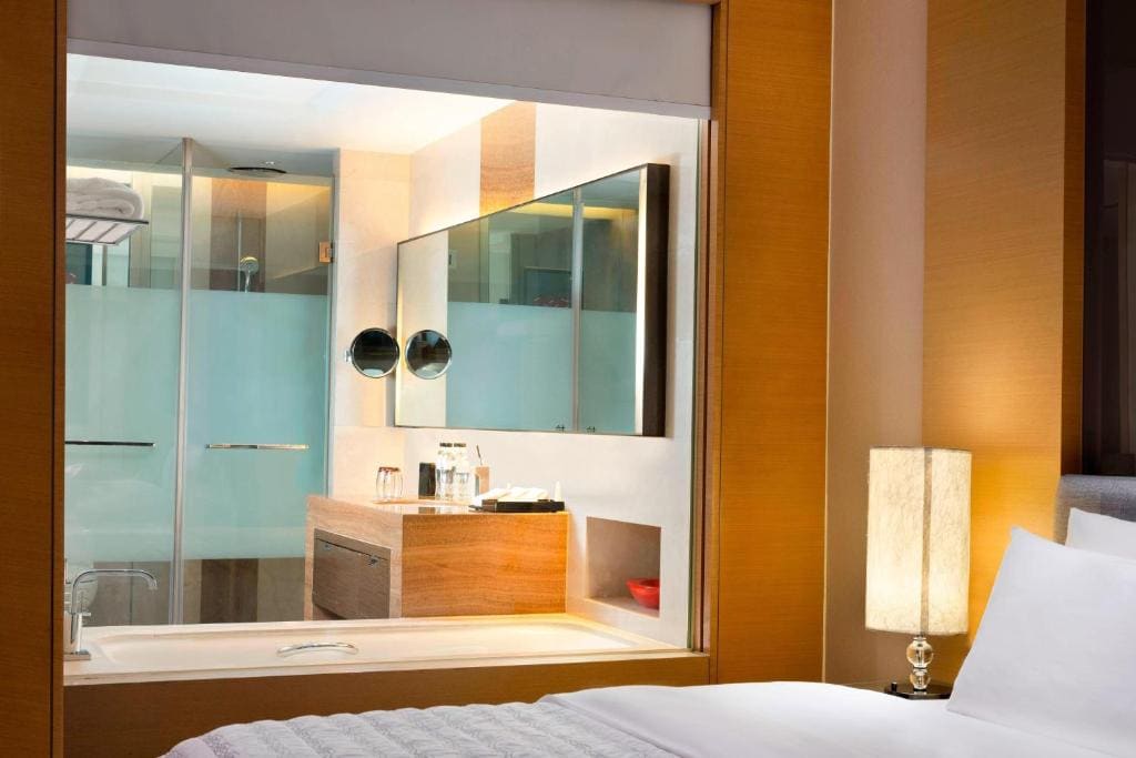 Club King Room with City View and Lounge Access room - Image 1