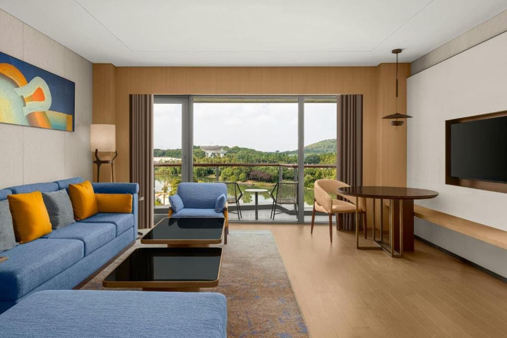 Executive King Suite with Balcony room - Image 2