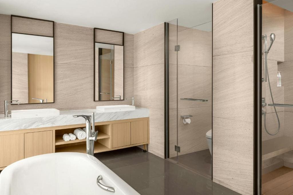 Executive King Suite with Balcony room - Image 3
