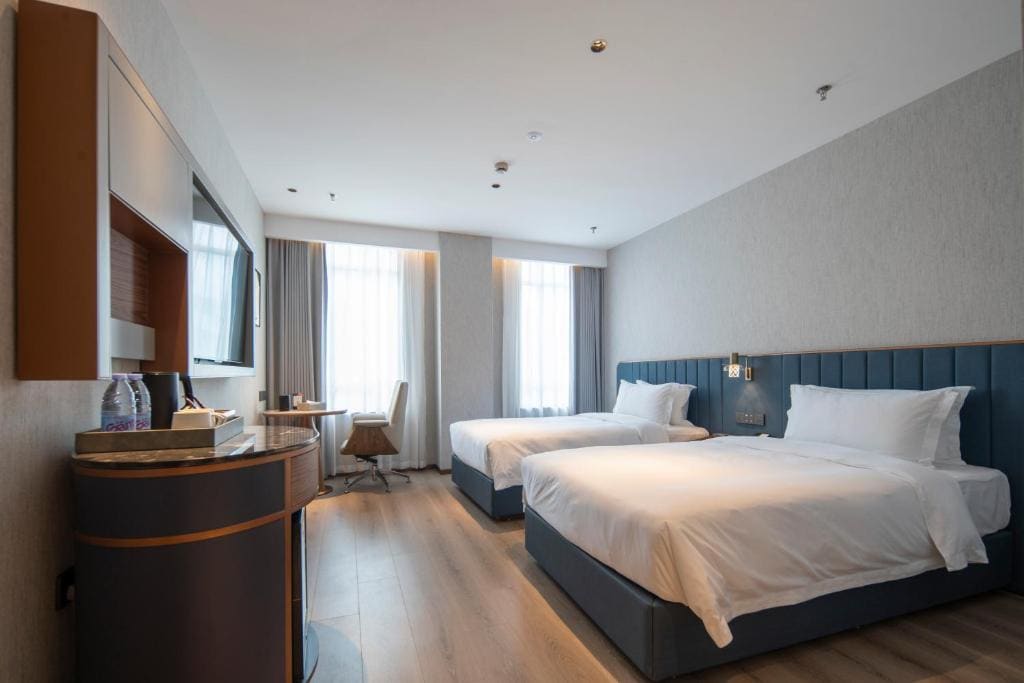 Twin Room - Nanjing Road View room - Image 1