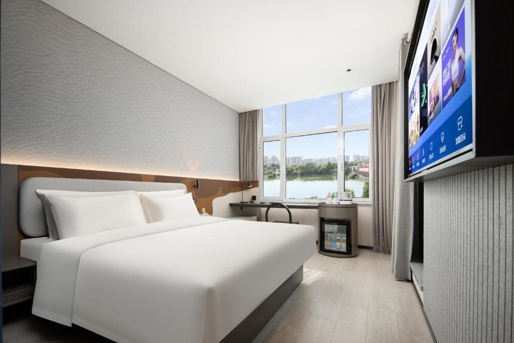 Super Courtyard King Room with Lake View room - Image 3
