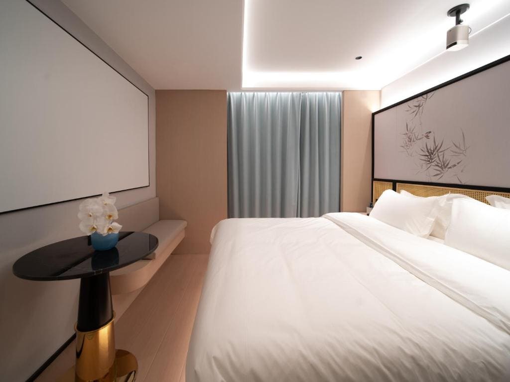 Deluxe Queen Room room - Image 3
