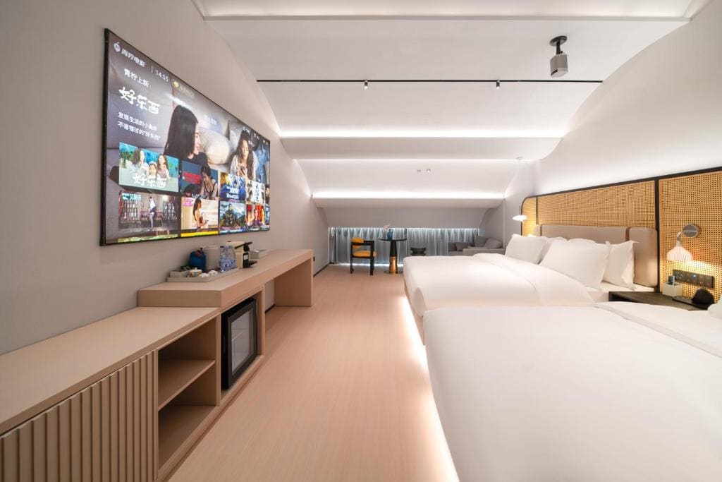 Standard Family Room room - Image 2