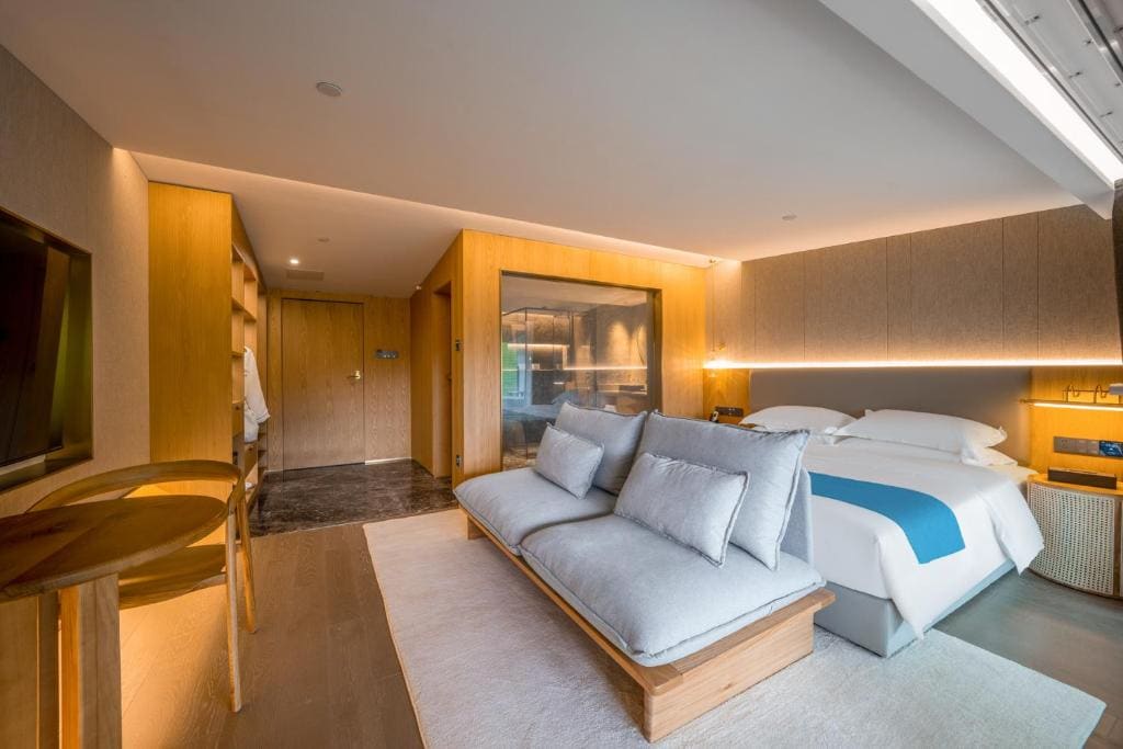 Deluxe Double Room with Balcony room - Image 3