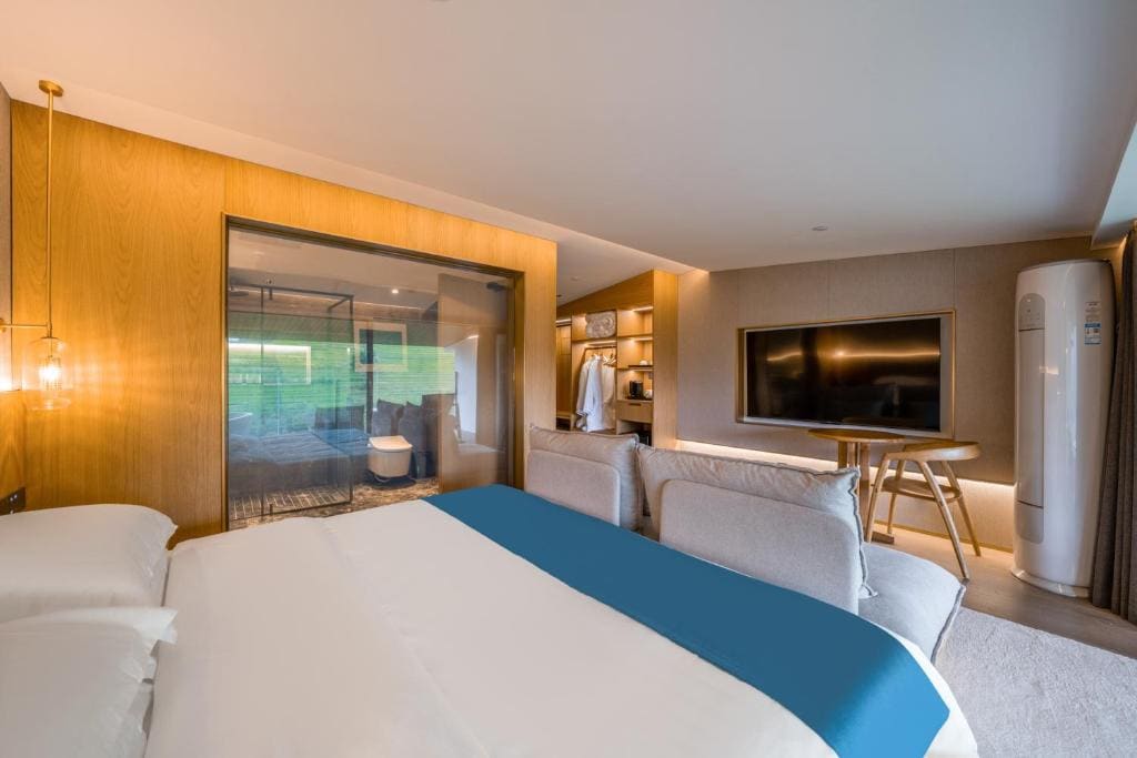 Deluxe Double Room with Balcony room - Image 2