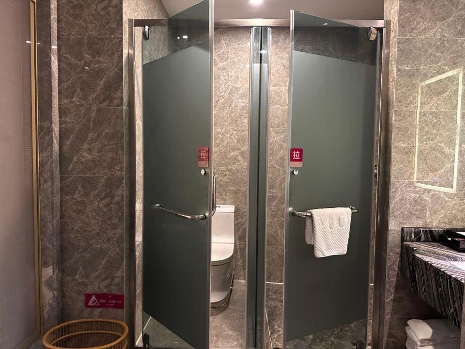 Single Room with Bathroom room - Image 3