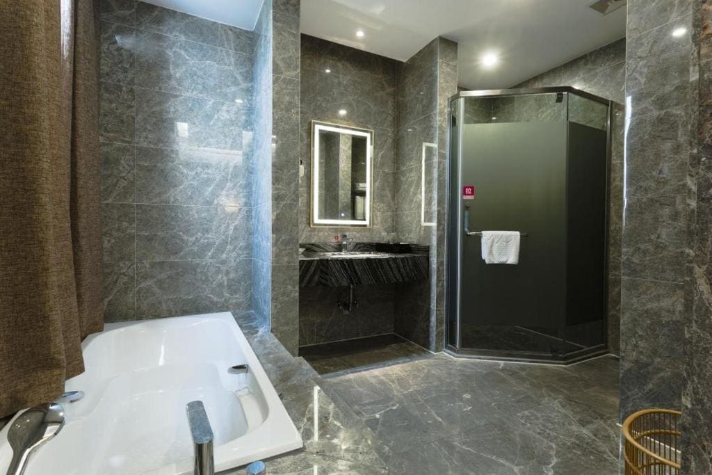Single Room with Bath room - Image 3
