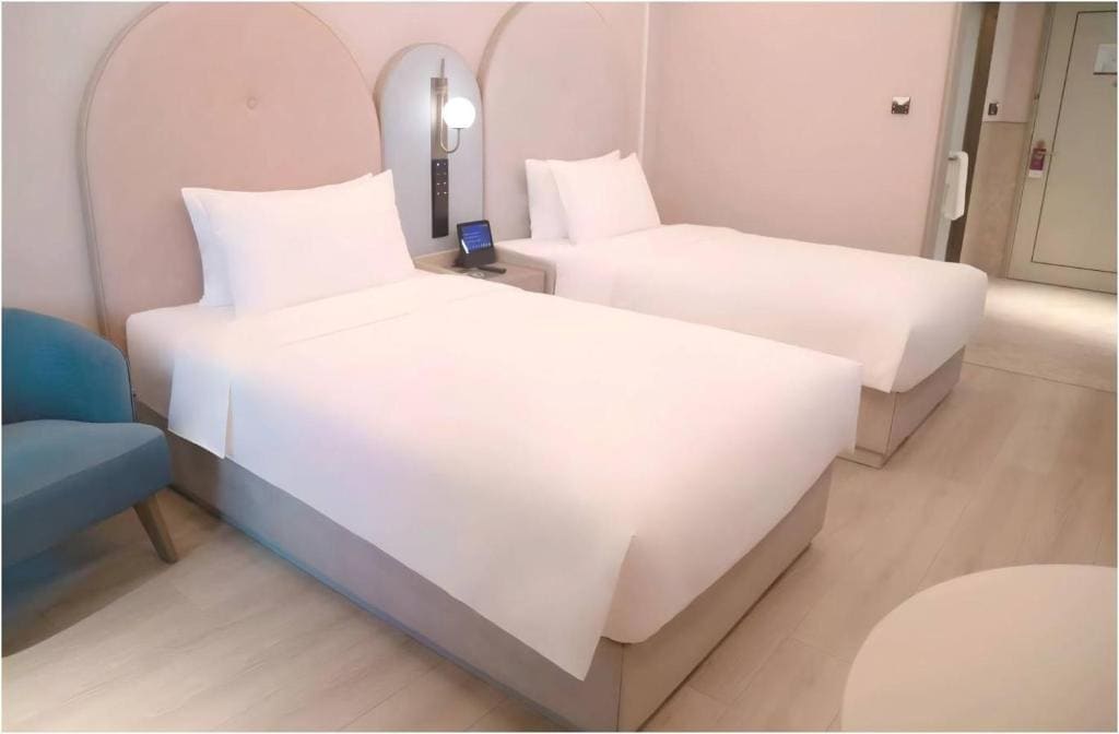 Superior Twin Room room - Image 3