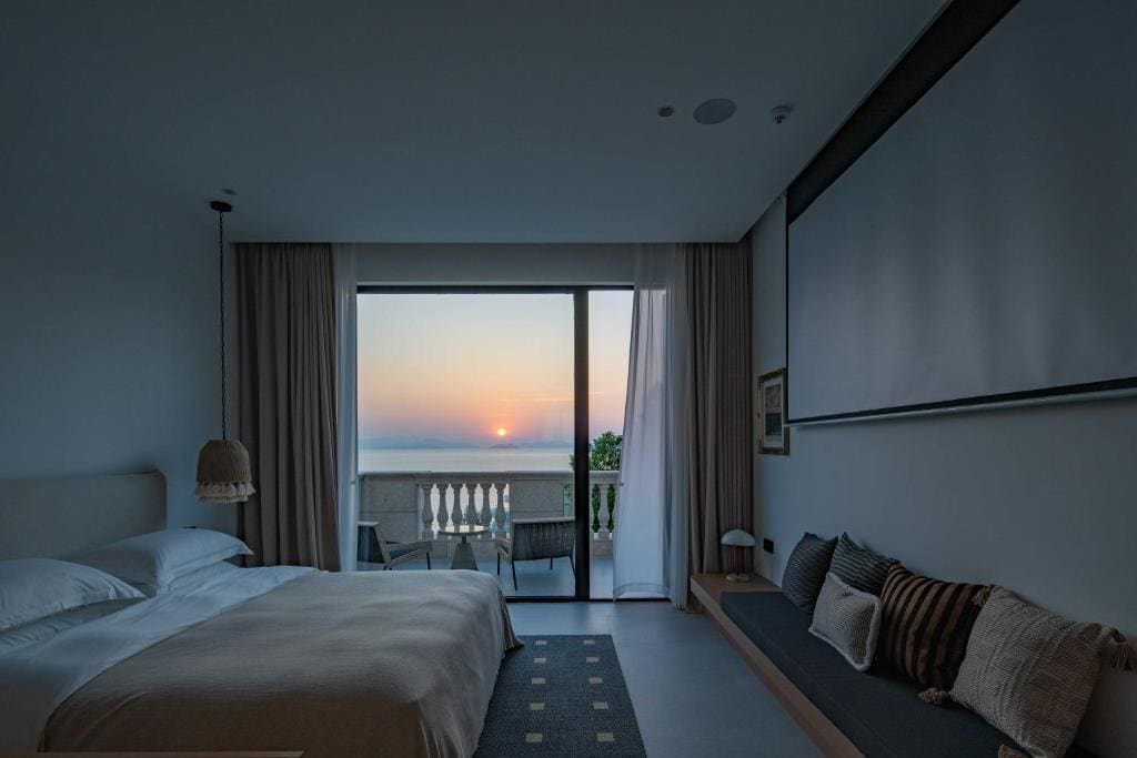 Deluxe Double Room with Balcony and Sea View room - Image 3