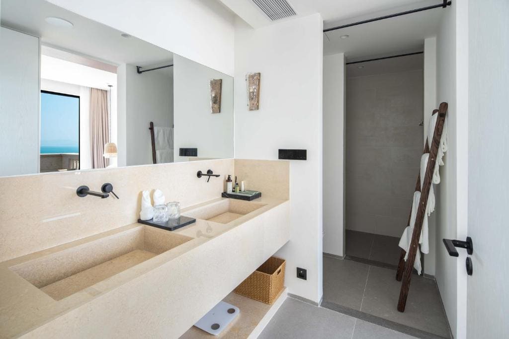 Deluxe Double Room with Balcony and Sea View room - Image 2