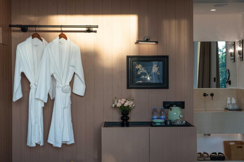 Deluxe Double Room with Side Sea View room - Image 2