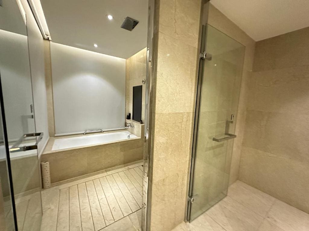 Deluxe Junior Suite room - Image 2