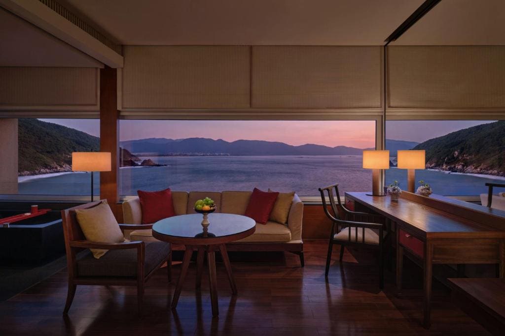 1 King Bed Panoramic Ocean View room - Image 2