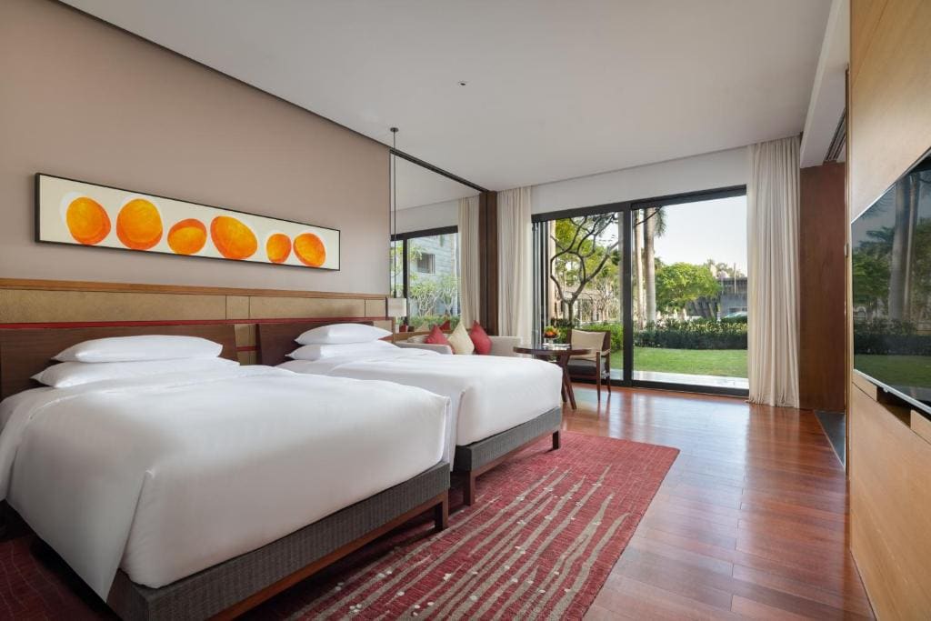 2 Twin Beds Courtyard with Garden View room - Image 3