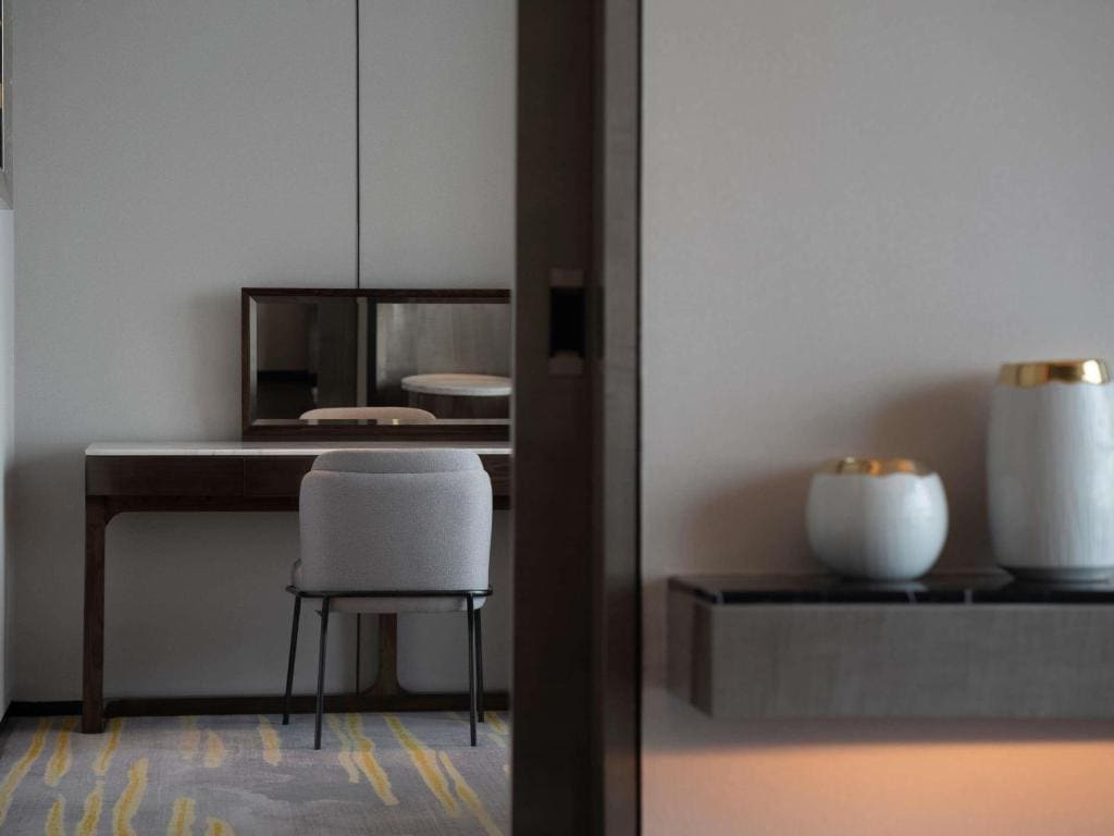 Deluxe King Suite with Lounge Access room - Image 2