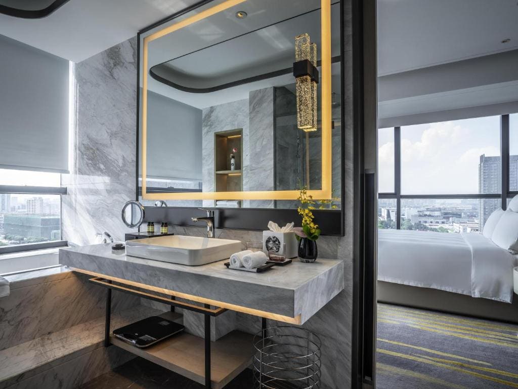 Deluxe Executive King Room with Lounge Access room - Image 2