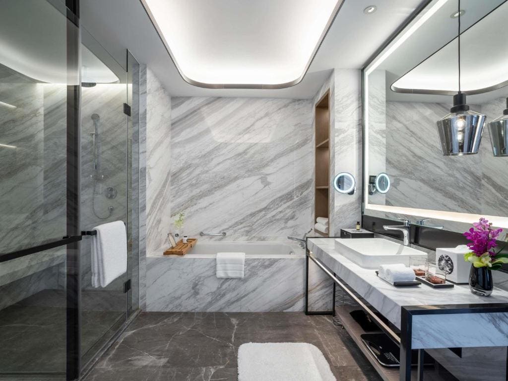 Deluxe King Suite with Lounge Access room - Image 1