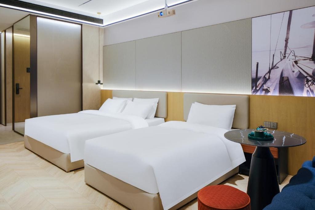 Deluxe Family Room room - Image 2