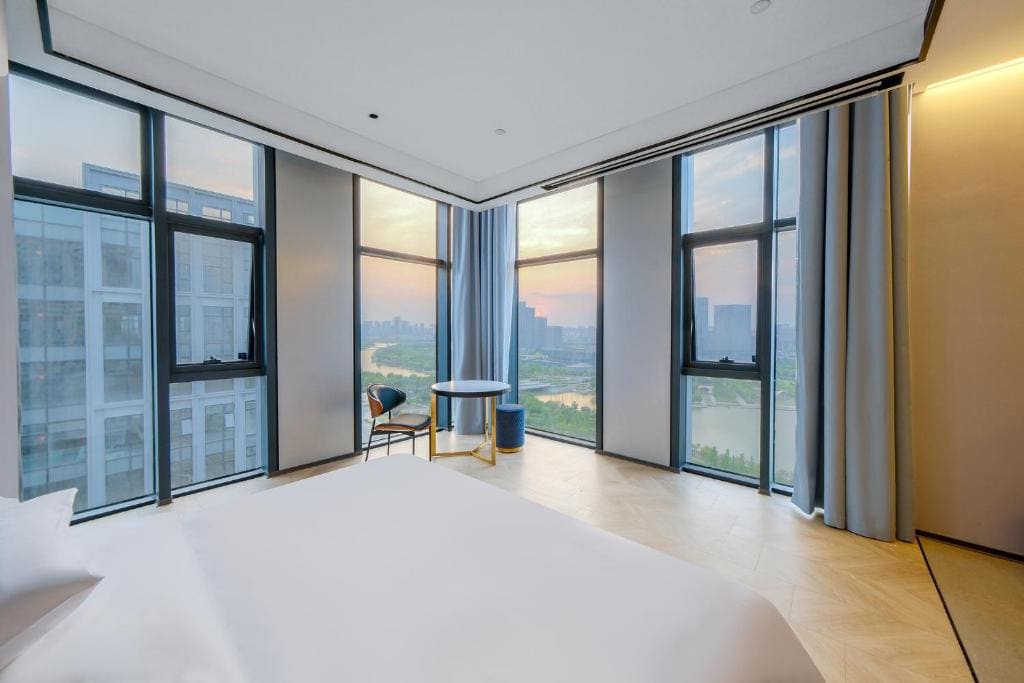 Deluxe Queen Room room - Image 2