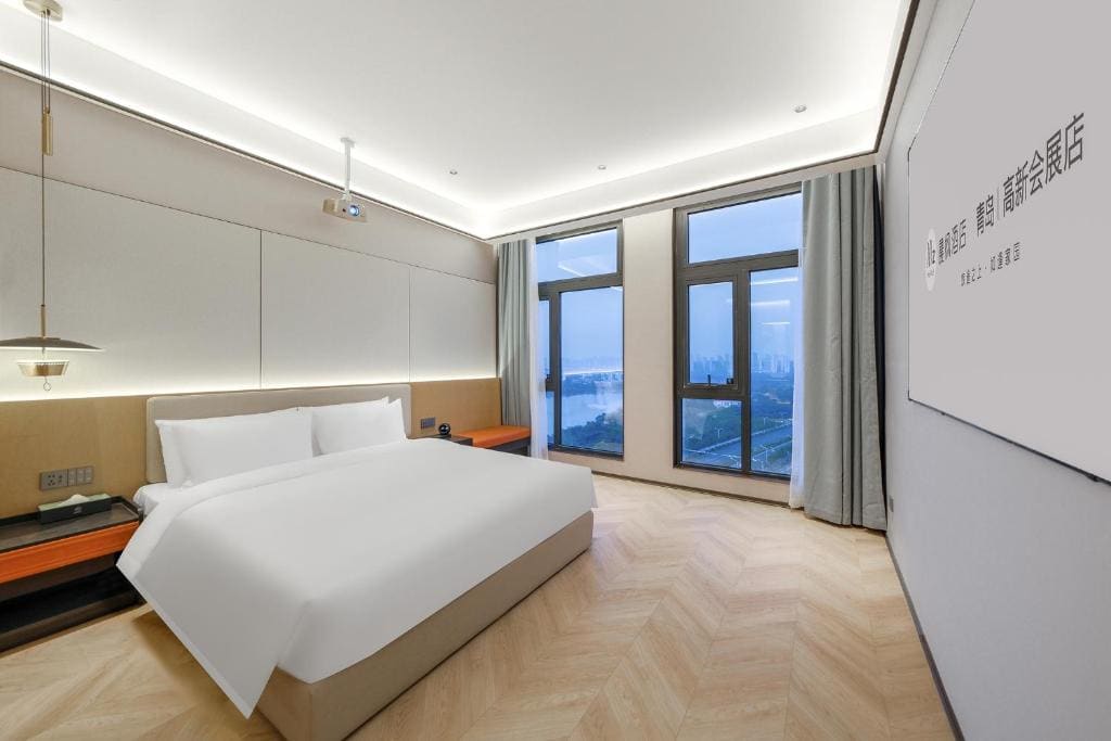 Deluxe Queen Room room - Image 3