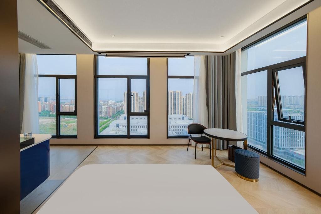 Deluxe Queen Room room - Image 1