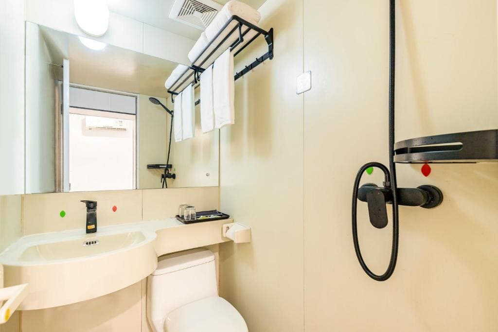 Standard Twin Room room - Image 3