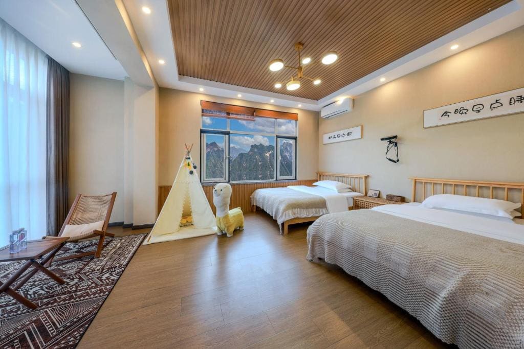 Family Room with Mountain View room - Image 2
