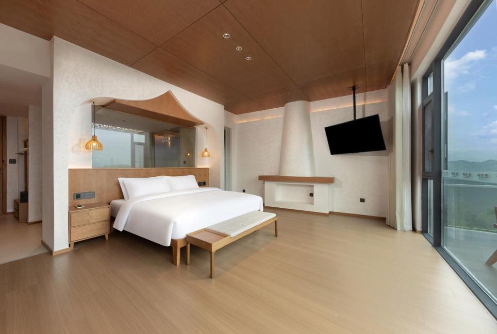 Queen Room with Balcony room - Image 2