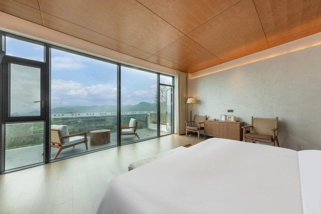 Queen Room with Balcony room - Image 1