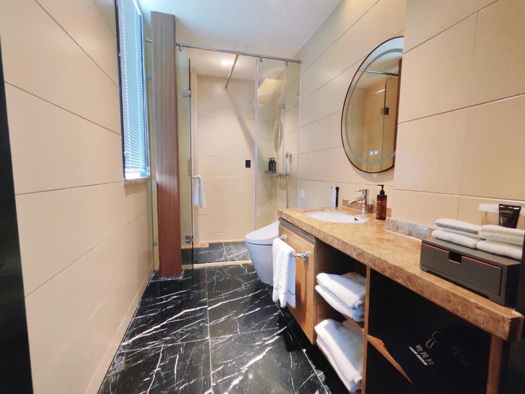 Deluxe King Room room - Image 3