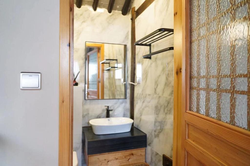 Deluxe Double Room with Shower room - Image 2