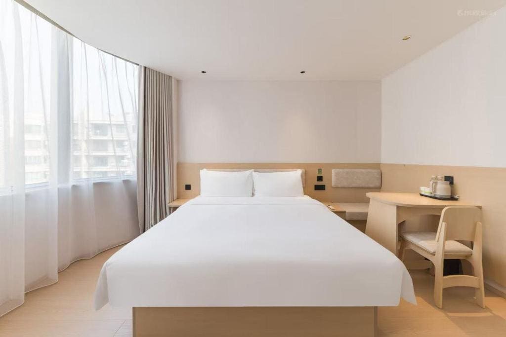 Deluxe Queen Room room - Image 2