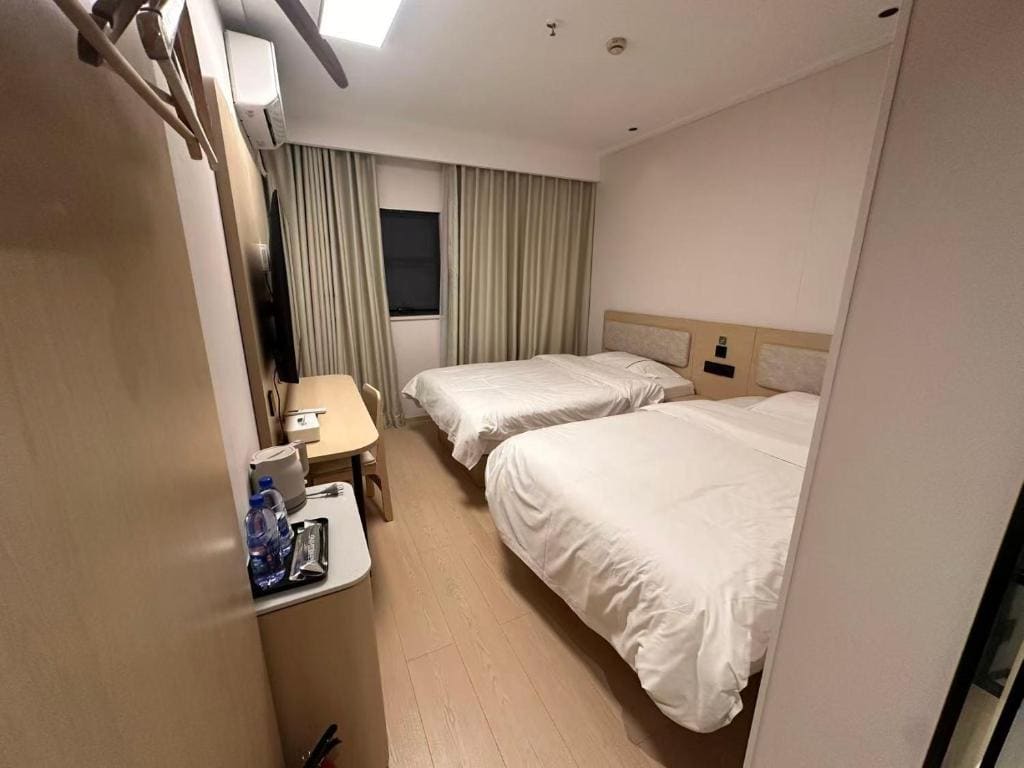 Superior Twin Room room - Image 2