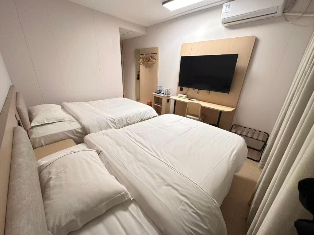 Superior Twin Room room - Image 3