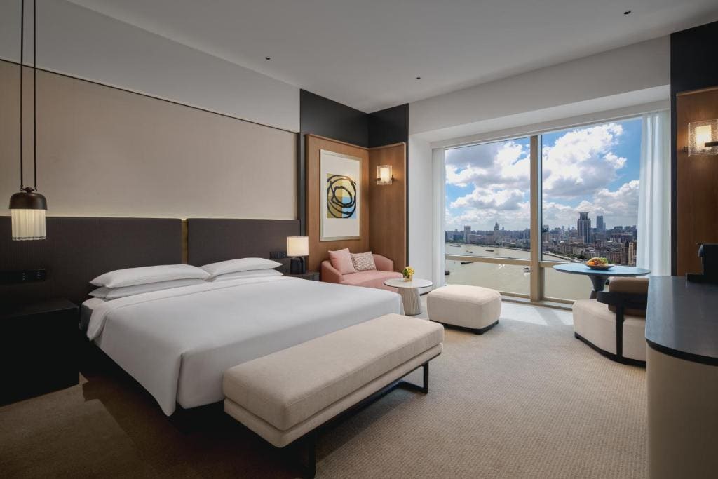 Deluxe King Room with River View and Club Access room - Image 1