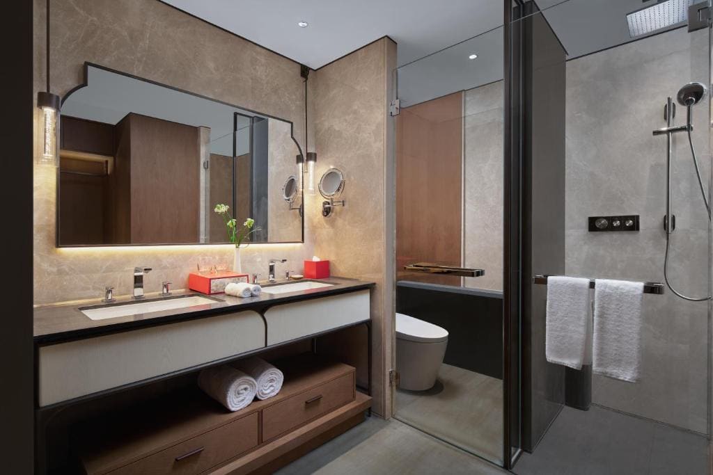 Deluxe King Room with River View and Club Access room - Image 3