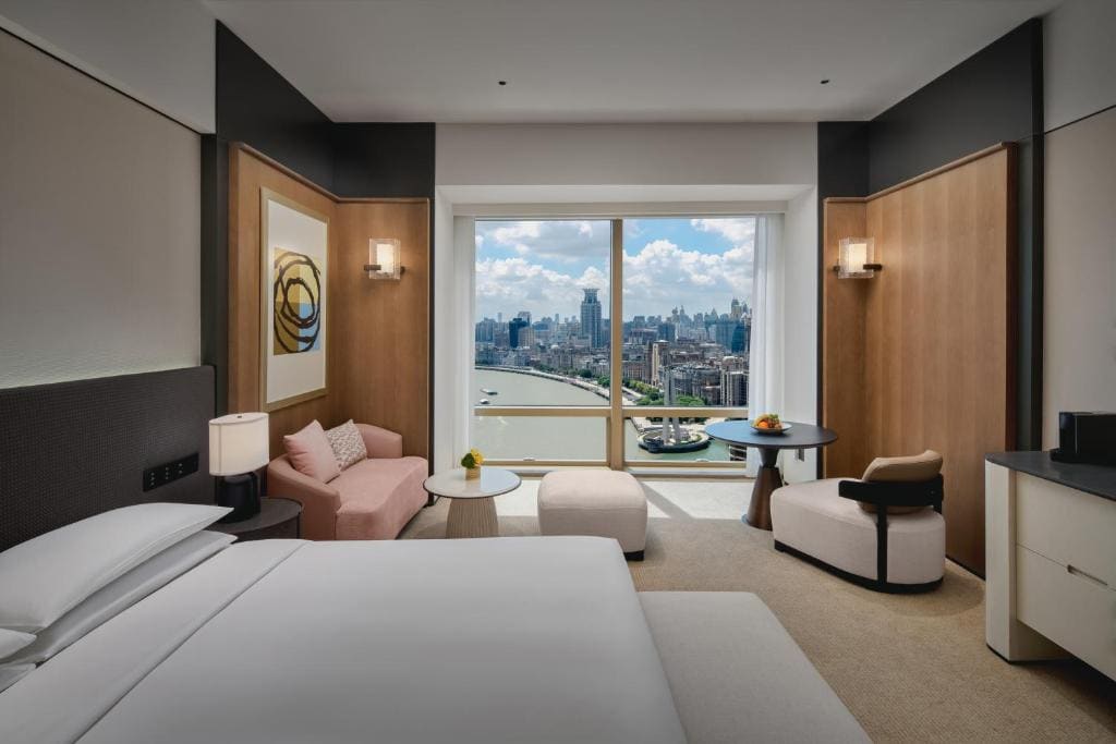 Deluxe King Room with River View and Club Access room - Image 2