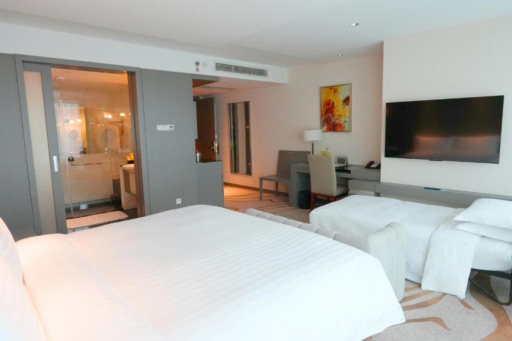 Deluxe Family Room room - Image 3