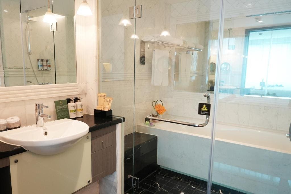 Executive Deluxe Twin Room room - Image 2